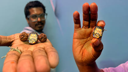 రుద్రాక్షలో ప్రభాస్ ఫొటో.. కుప్పంలో అభిమాని కళా నైపుణ్యం