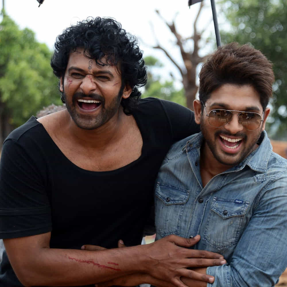 ఒక సినిమాలో కథానాయికతో రొమాన్స్ చేసిన నటీమణులు, మరో సినిమాలో అదే హీరోకి చెల్లిగానో లేదా వేరే స్టార్ హీరోకి వదినగానో కనిపించడం ఇండస్ట్రీలో అప్పుడప్పుడు చూస్తూనే ఉంటాం. అయితే పాన్ ఇండియా రేంజ్ లో సంచలనం సృష్టిస్తున్న ఇద్దరు టాప్ స్టార్స్, రెబల్ స్టార్ ప్రభాస్, ఐకాన్ స్టార్ అల్లు అర్జున్. ఇద్దరి సినిమాల్లోనూ నటించి, ఒకరికి మరదలిగా మరొకరికి వదినగా కనిపించిన ఒక నటి కథ ఇప్పుడు నెట్టింట ఆసక్తికరంగా మారింది. ఆమె మరెవరో కాదు, ఒకప్పటి క్రేజీ హీరోయిన్ సింధు తులాని.