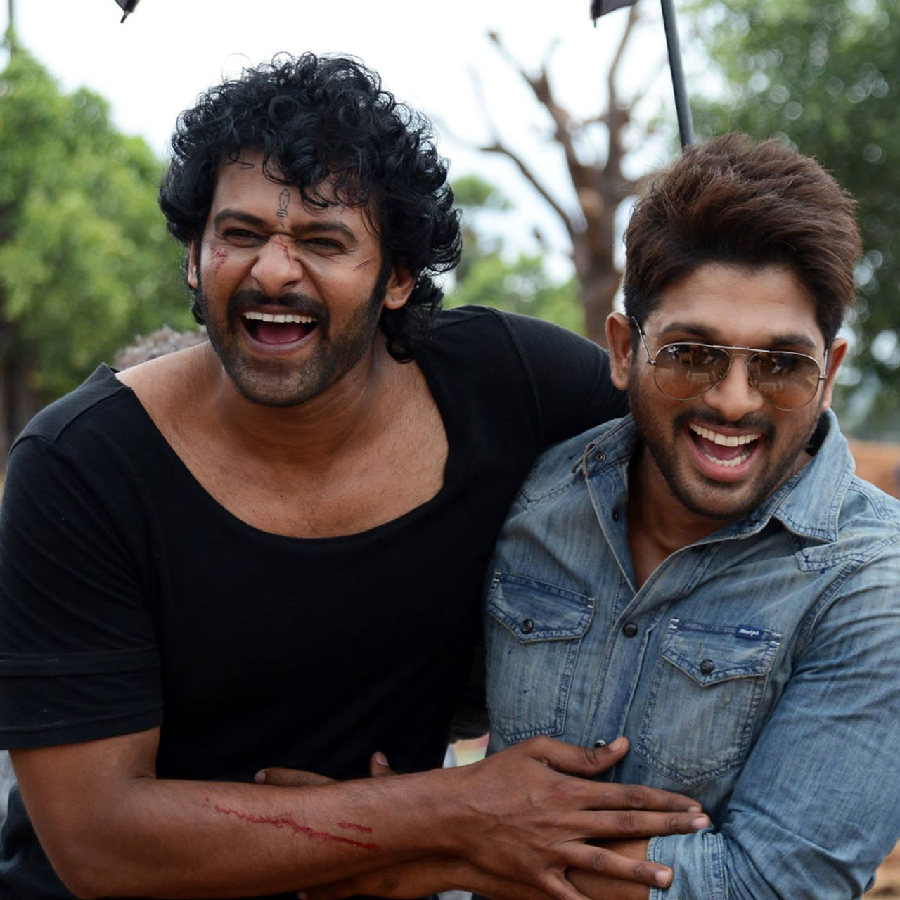 ఒక సినిమాలో కథానాయికతో రొమాన్స్ చేసిన నటీమణులు, మరో సినిమాలో అదే హీరోకి చెల్లిగానో లేదా వేరే స్టార్ హీరోకి వదినగానో కనిపించడం ఇండస్ట్రీలో అప్పుడప్పుడు చూస్తూనే ఉంటాం. అయితే పాన్ ఇండియా రేంజ్ లో సంచలనం సృష్టిస్తున్న ఇద్దరు టాప్ స్టార్స్, రెబల్ స్టార్ ప్రభాస్, ఐకాన్ స్టార్ అల్లు అర్జున్. ఇద్దరి సినిమాల్లోనూ నటించి, ఒకరికి మరదలిగా మరొకరికి వదినగా కనిపించిన ఒక నటి కథ ఇప్పుడు నెట్టింట ఆసక్తికరంగా మారింది. ఆమె మరెవరో కాదు, ఒకప్పటి క్రేజీ హీరోయిన్ సింధు తులాని.