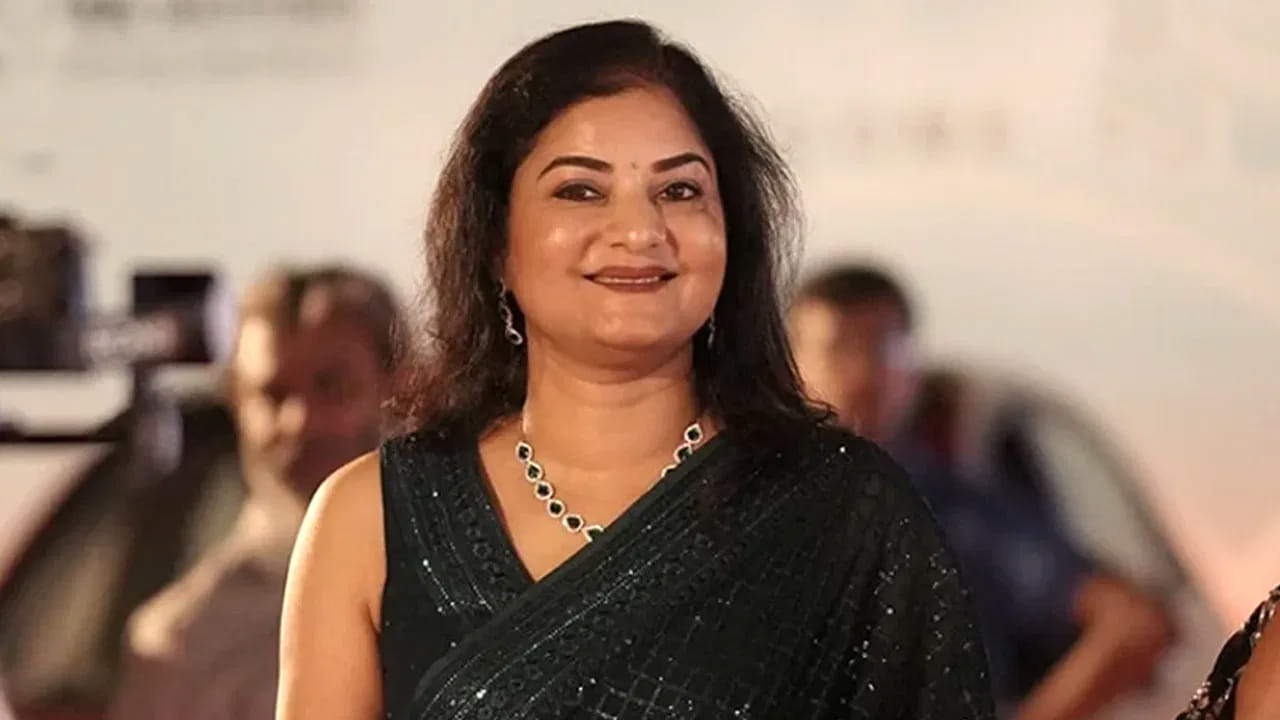 ఈ నిర్ణయం తీసుకునే ముందు తాను పడిన మానసిక వేదన అంతా ఇంతా కాదని, అయితే కుటుంబ సభ్యుల అండదండలతో తాను కోర్టు ద్వారా చట్టపరంగా విడాకులు తీసుకుని బయటికి వచ్చానని చెప్పారు. ఒక మహిళ జీవితంలో పెళ్లి అనేది ఎంత ముఖ్యమో, ఒకవేళ ఆ బంధం సరైనది కాకపోతే బయటికి వచ్చి సొంత కాళ్లపై నిలబడటం అంతకంటే ముఖ్యమని ఆమె అన్నారు.. ప్రస్తుతం ఒంటరిగానే ఉన్నప్పటికీ ఎంతో ప్రశాంతంగా, ఆత్మవిశ్వాసంతో జీవిస్తున్నానని నటి ప్రేమ తన మనసులోని మాటలను పంచుకున్నారు.