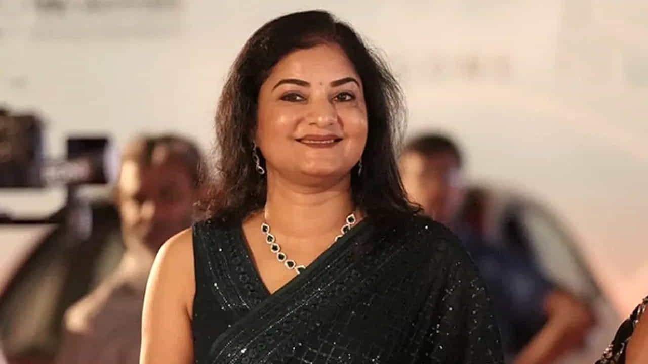 ఈ నిర్ణయం తీసుకునే ముందు తాను పడిన మానసిక వేదన అంతా ఇంతా కాదని, అయితే కుటుంబ సభ్యుల అండదండలతో తాను కోర్టు ద్వారా చట్టపరంగా విడాకులు తీసుకుని బయటికి వచ్చానని చెప్పారు. ఒక మహిళ జీవితంలో పెళ్లి అనేది ఎంత ముఖ్యమో, ఒకవేళ ఆ బంధం సరైనది కాకపోతే బయటికి వచ్చి సొంత కాళ్లపై నిలబడటం అంతకంటే ముఖ్యమని ఆమె అన్నారు.. ప్రస్తుతం ఒంటరిగానే ఉన్నప్పటికీ ఎంతో ప్రశాంతంగా, ఆత్మవిశ్వాసంతో జీవిస్తున్నానని నటి ప్రేమ తన మనసులోని మాటలను పంచుకున్నారు.