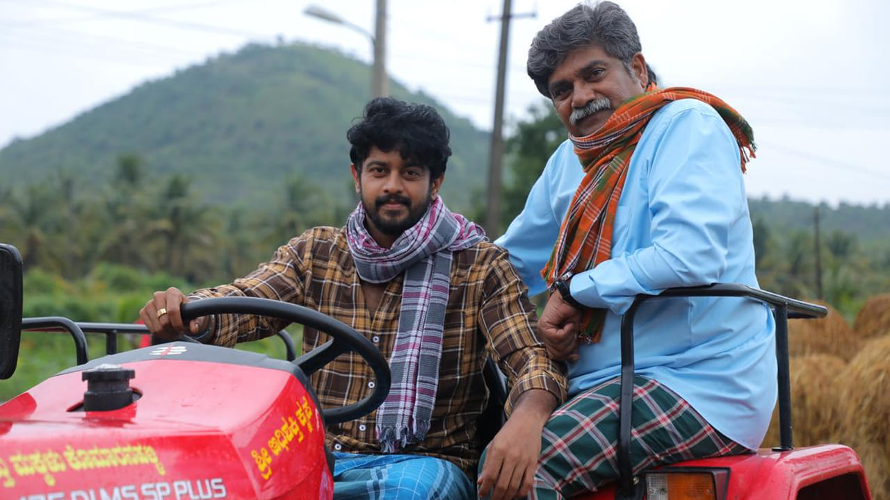 ఈ సినిమా బాక్సాఫీస్ వద్ద ఈ స్థాయికి చేరుకోవడం అంత సులభంగా జరగలేదు. సినిమా నిర్మాణం సమయంలో దర్శకుడు, నిర్మాతలు పడిన కష్టాలు అన్నీ ఇన్నీ కావు. ఆర్థిక ఇబ్బందులు తారస్థాయికి చేరినప్పుడు సినిమా పూర్తి చేయడం కోసమే ఏకంగా కుటుంబ సభ్యుల ఆభరణాలను తాకట్టు పెట్టాల్సిన పరిస్థితులు ఏర్పడ్డాయి. ఇక విడుదలకు ముందు థియేటర్లు దొరక్క, పెద్దగా ప్రమోషన్స్ చేయడానికి కూడా బడ్జెట్ లేక మేకర్స్ తీవ్ర ఇబ్బందులు పడ్డారు.