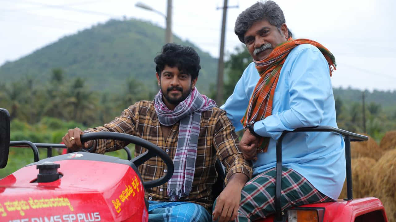 ఈ సినిమా బాక్సాఫీస్ వద్ద ఈ స్థాయికి చేరుకోవడం అంత సులభంగా జరగలేదు. సినిమా నిర్మాణం సమయంలో దర్శకుడు, నిర్మాతలు పడిన కష్టాలు అన్నీ ఇన్నీ కావు. ఆర్థిక ఇబ్బందులు తారస్థాయికి చేరినప్పుడు సినిమా పూర్తి చేయడం కోసమే ఏకంగా కుటుంబ సభ్యుల ఆభరణాలను తాకట్టు పెట్టాల్సిన పరిస్థితులు ఏర్పడ్డాయి. ఇక విడుదలకు ముందు థియేటర్లు దొరక్క, పెద్దగా ప్రమోషన్స్ చేయడానికి కూడా బడ్జెట్ లేక మేకర్స్ తీవ్ర ఇబ్బందులు పడ్డారు.