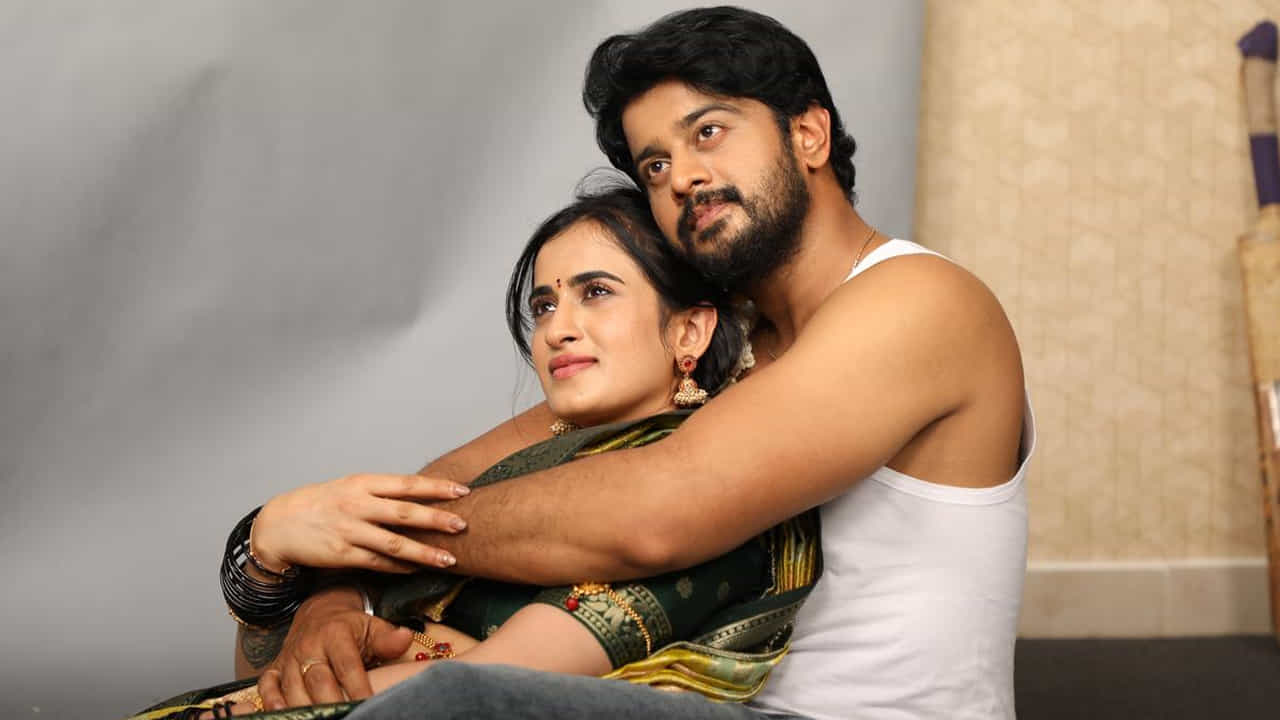 భారతీయ చలనచిత్ర పరిశ్రమలో పెద్ద హీరోల సినిమాలు, వందల కోట్ల భారీ బడ్జెట్ చిత్రాలు మాత్రమే రికార్డులు సృష్టిస్తాయనే అపోహను ఎప్పుడూ కొన్ని చిన్న సినిమాలు పటాపంచలు చేస్తుంటాయి. కంటెంట్ బాగుంటే ప్రేక్షకులు చిన్న సినిమా పెద్ద సినిమా అనే తేడా చూడకుండా బ్రహ్మరథం పడతారు అనడానికి కన్నడ చిత్ర పరిశ్రమ నుంచి వచ్చిన ఒక సరికొత్త చిత్రం అద్దం పడుతోంది. ఎటువంటి భారీ అంచనాలు లేకుండా, కేవలం రూ. 2.5 కోట్ల తక్కువ బడ్జెట్తో తెరకెక్కిన కన్నడ చిత్రం 'ప్రేమద ఊరల్లి' బాక్సాఫీస్ వద్ద సంచలన విజయాలను నమోదు చేస్తూ కలెక్షన్ల వర్షం కురిపిస్తోంది.