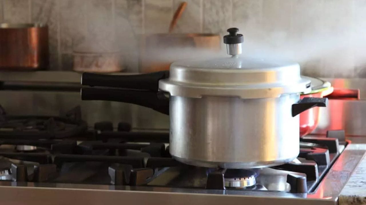  Pressure Cooker Whistle Stuck (2)