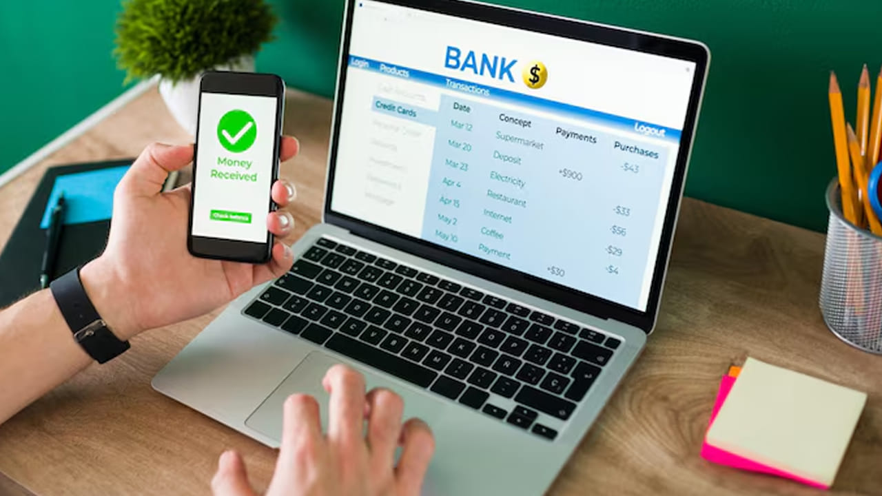 కొత్త రుణాలు, పెట్టుబడులపై ఆంక్షలు: RBI అనుమతి లేకుండా బ్యాంకు కొత్త రుణాలు మంజూరు చేయడానికి లేదా ఇప్పటికే ఉన్న రుణాలను పునరుద్ధరించడానికి వీలుండదు. అలాగే కొత్త పెట్టుబడులు పెట్టడం, కొత్త డిపాజిట్లు స్వీకరించడం, రుణాల ద్వారా నిధులు సమీకరించడం వంటి కార్యకలాపాలపైనా పరిమితులు విధించింది. అంతేకాకుండా, RBI ముందస్తు లిఖితపూర్వక అనుమతి లేకుండా బ్యాంకు తన ఆస్తులను విక్రయించడం, బదిలీ చేయడం లేదా ఇతరత్రా పారవేయడం వంటి చర్యలు చేపట్టకూడదు. బ్యాంకు చెల్లింపులు, ఇతర ఆర్థిక లావాదేవీలపైనా ఆంక్షలు వర్తిస్తాయి.