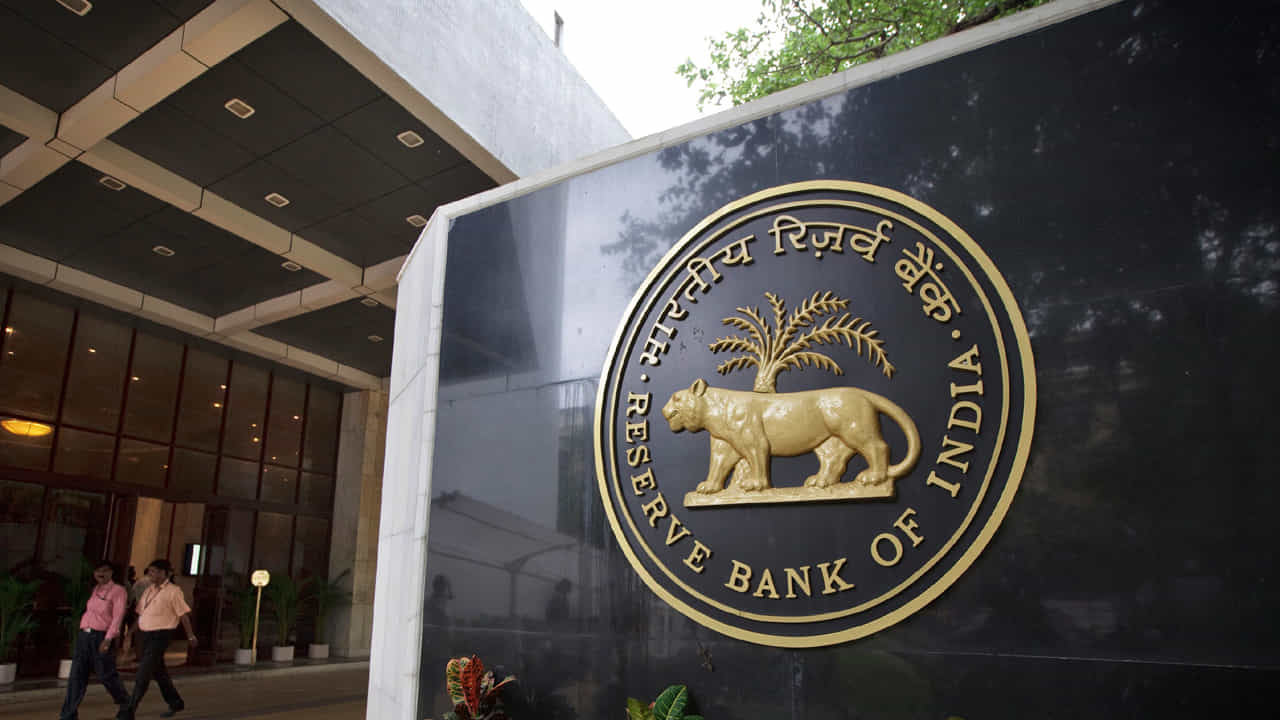 RBI: పుదుచ్చేరి కో-ఆపరేటివ్ అర్బన్ బ్యాంకుపై రిజర్వ్ బ్యాంక్ ఆఫ్ ఇండియా (RBI) కీలక ఆంక్షలు విధించింది. బ్యాంకు ఆర్థిక పరిస్థితి, నగదు లభ్యతపై ఆందోళనల నేపథ్యంలో ఈ నిర్ణయం తీసుకుంది. దీంతో ఖాతాదారులు తమ ఖాతాల నుంచి గరిష్ఠంగా రూ.5,000 మాత్రమే విత్డ్రా చేసుకునేందుకు అనుమతి ఉంటుంది. ఈ ఆంక్షలు ఆరు నెలల పాటు అమల్లో ఉండనున్నాయి.