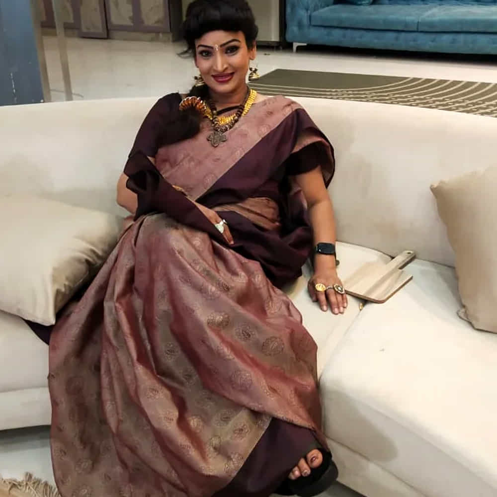 బుల్లితెరపై నటిగా గుర్తింపు తెచ్చుకున్న వారిలో పూజిత కూడా ఒకరు. సీరియల్స్తో పాటు సినిమాల్లోనూ నటిస్తూ ప్రేక్షకులకు దగ్గరైన ఆమె.. గతంలో తన వ్యక్తిగత జీవితానికి సంబంధించిన చేదు అనుభవాలను ఓ ఇంటర్వ్యూలో పంచుకున్నారు. ముఖ్యంగా తన వైవాహిక జీవితంలో ఎదుర్కొన్న సమస్యలు, భర్త విజయ గోపాల్పై చేసిన ఆరోపణలు ఇప్పుడు చర్చనీయాంశంగా మారాయి. ఓ ఇంటర్వ్యూలో తన జీవితంలో చోటుచేసుకున్న పరిణామాలను గుర్తుచేసుకుంటూ పూజిత భావోద్వేగానికి గురయ్యారు.