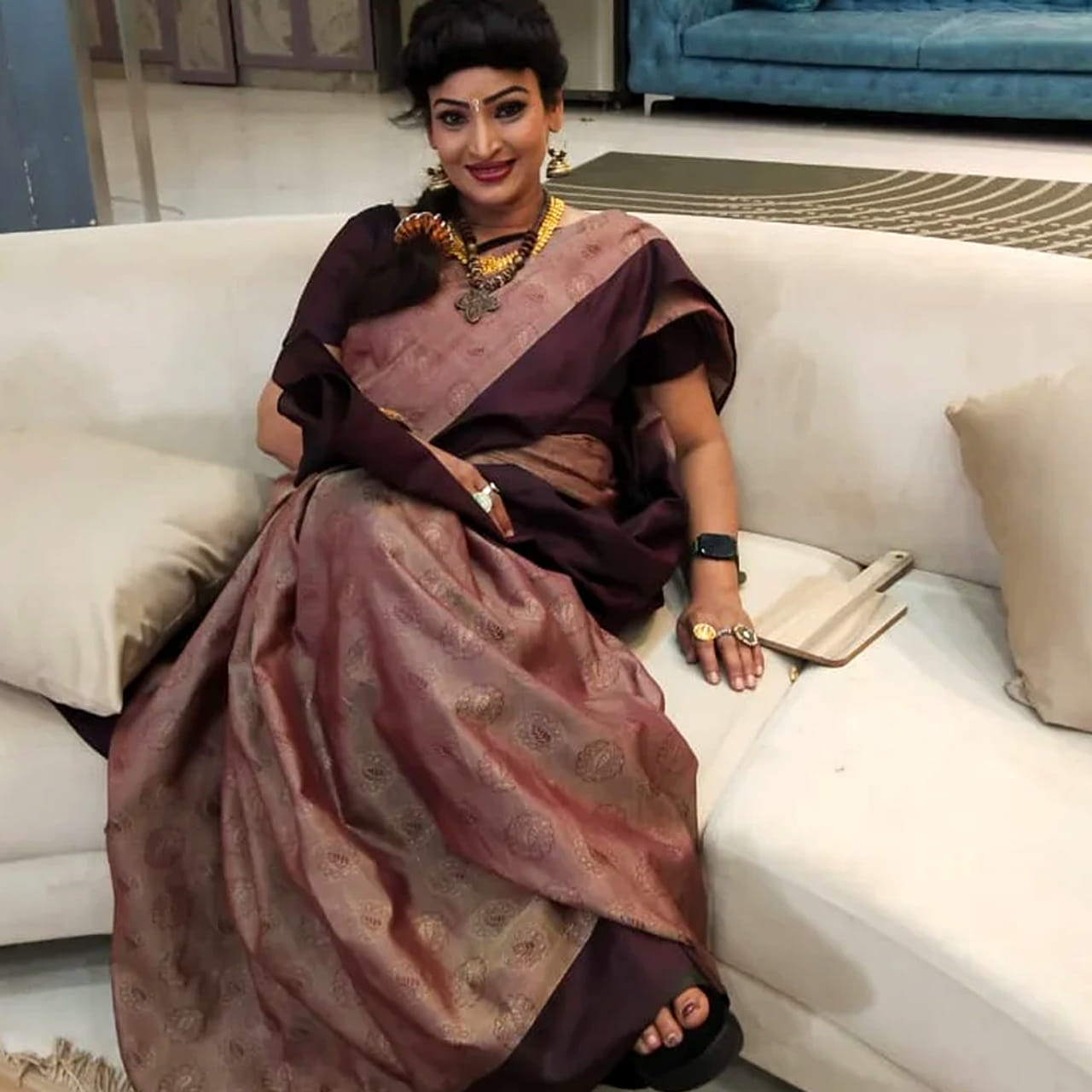 బుల్లితెరపై నటిగా గుర్తింపు తెచ్చుకున్న వారిలో పూజిత కూడా ఒకరు. సీరియల్స్తో పాటు సినిమాల్లోనూ నటిస్తూ ప్రేక్షకులకు దగ్గరైన ఆమె.. గతంలో తన వ్యక్తిగత జీవితానికి సంబంధించిన చేదు అనుభవాలను ఓ ఇంటర్వ్యూలో పంచుకున్నారు. ముఖ్యంగా తన వైవాహిక జీవితంలో ఎదుర్కొన్న సమస్యలు, భర్త విజయ గోపాల్పై చేసిన ఆరోపణలు ఇప్పుడు చర్చనీయాంశంగా మారాయి. ఓ ఇంటర్వ్యూలో తన జీవితంలో చోటుచేసుకున్న పరిణామాలను గుర్తుచేసుకుంటూ పూజిత భావోద్వేగానికి గురయ్యారు.