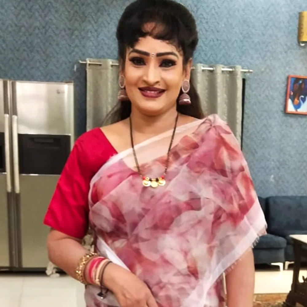 పూజిత తన జీవితంలో ఎదుర్కొన్న పరిస్థితుల గురించి మాట్లాడుతూ.. తాను డాక్టర్ కావాలనుకున్నానని వెల్లడించారు. అయితే తన తండ్రి డాక్టర్ రాధాకృష్ణకు ఇచ్చిన మాట కారణంగా చిత్ర పరిశ్రమలోకి అడుగుపెట్టినట్లు తెలిపారు. వివాహం తర్వాత కూడా కుటుంబ పరువుకు భంగం కలిగించే పనులు చేయకూడదని తండ్రి చెప్పిన మాటలను గౌరవించానని పేర్కొన్నారు. ఆ మాటకు కట్టుబడి తన వైవాహిక జీవితంలో ఎదురైన ఎన్నో ఇబ్బందులను భరించినట్లు వివరించారు.