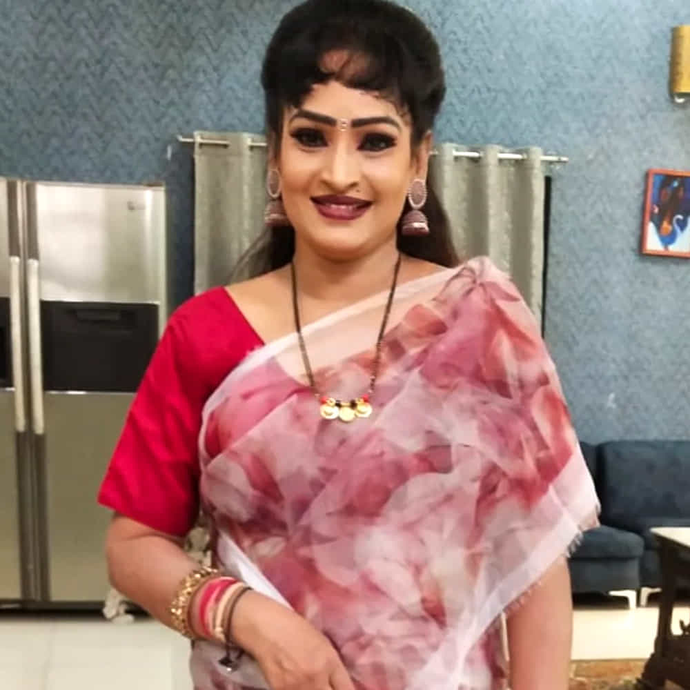 పూజిత తన జీవితంలో ఎదుర్కొన్న పరిస్థితుల గురించి మాట్లాడుతూ.. తాను డాక్టర్ కావాలనుకున్నానని వెల్లడించారు. అయితే తన తండ్రి డాక్టర్ రాధాకృష్ణకు ఇచ్చిన మాట కారణంగా చిత్ర పరిశ్రమలోకి అడుగుపెట్టినట్లు తెలిపారు. వివాహం తర్వాత కూడా కుటుంబ పరువుకు భంగం కలిగించే పనులు చేయకూడదని తండ్రి చెప్పిన మాటలను గౌరవించానని పేర్కొన్నారు. ఆ మాటకు కట్టుబడి తన వైవాహిక జీవితంలో ఎదురైన ఎన్నో ఇబ్బందులను భరించినట్లు వివరించారు.