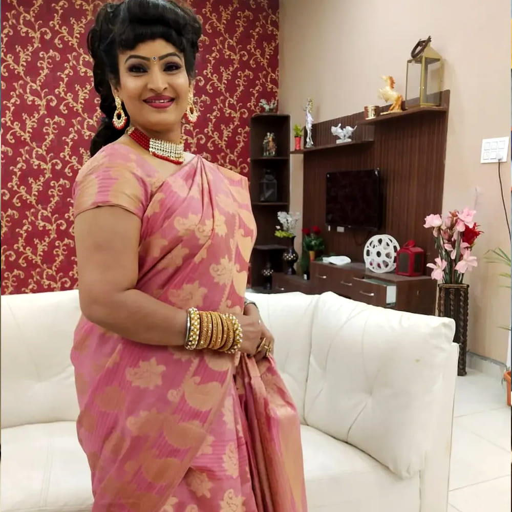 తన భర్త విజయ గోపాల్ ప్రవర్తన గురించి పెళ్లయిన మూడు రోజులకే తెలిసిందని పూజిత చెప్పినట్లు సమాచారం. అయినప్పటికీ తండ్రికి ఇచ్చిన మాటను నిలబెట్టుకోవాలనే ఉద్దేశంతో సుమారు 18 ఏళ్లపాటు ఎన్నో కష్టాలను ఎదుర్కొన్నానని ఆమె ఆవేదన వ్యక్తం చేశారు. విజయ గోపాల్ వ్యసనాలకు బానిసయ్యారని, తన డబ్బుతో ఫిలింనగర్లోని అచ్యుత్ రెడ్డి స్టూడియోను లీజుకు తీసుకుని అక్కడ మోసాలకు పాల్పడ్డారని పూజిత ఆరోపించారు.