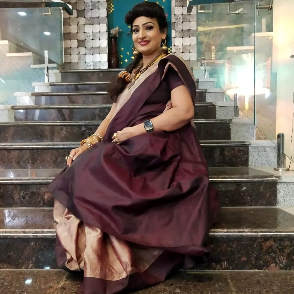 తాను షూటింగ్స్కు వెళ్లిన సమయంలో ఇంట్లో తనను తాళం వేసి ఉంచి, ఇతర మహిళలతో ఛాటింగ్ చేసేవారని వెల్లడించారు. ఒక సందర్భంలో పవని అనే పేరుతో వచ్చిన మెసేజ్ల ద్వారా భర్తకు మరో మహిళతో సంబంధం ఉన్నట్లు తెలిసిందని ఆమె పేర్కొన్నారు. ఈ విషయం తెలిసిన తర్వాత కూడా కుటుంబ పరిస్థితుల కారణంగా మౌనంగా ఉండిపోయానని, తమ మధ్య మాటలు కూడా లేకుండా పోయాయని చెప్పుకొచ్చారు.