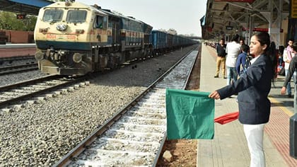 RRB రైల్వే స్టేషన్‌ మాస్టర్‌ ఉద్యోగాల వయోపరిమితిలో మార్పు!