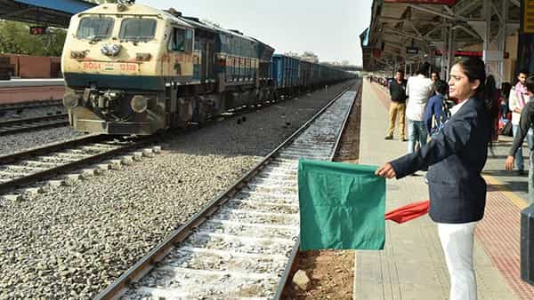 RRB Jobs: రైల్వే బోర్డు కీలక నిర్ణయం.. స్టేషన్ మాస్టర్ ఉద్యోగాల వయోపరిమితిలో మార్పు!
