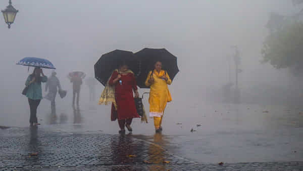 Weather Update: ఏపీ, తెలంగాణ ప్రజలకు కూల్ న్యూస్.. మూడ్రోజుల పాటు వర్షాలు.. ఎల్లో అలర్ట్ జారీ..