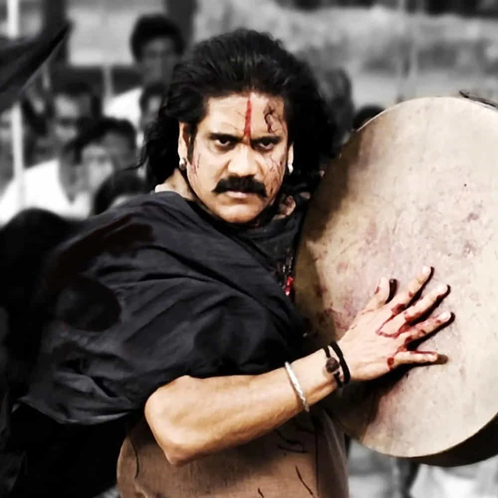 2011లో విడుదలైన ‘రాజన్న’ సినిమా తెలుగు ప్రేక్షకులకు గుర్తుండే ఉంటుంది. తెలంగాణలో రజాకార్ల పాలన, ప్రజల పోరాట నేపథ్యంతో తెరకెక్కిన ఈ చిత్రంలో అక్కినేని నాగార్జున ప్రధాన పాత్రలో నటించారు. స్నేహ కథానాయికగా కనిపించగా, నాగార్జున కుమార్తె పాత్రలో చిన్నారి నటన ప్రేక్షకులను ప్రత్యేకంగా ఆకట్టుకుంది. ఈ సినిమాకు విజయేంద్ర ప్రసాద్ దర్శకత్వం వహించగా, కొన్ని కీలక సన్నివేశాలను ఎస్.ఎస్. రాజమౌళి తెరకెక్కించారు. ఎం.ఎం. కీరవాణి అందించిన సంగీతం సినిమాకు మరింత ప్రత్యేకతను తీసుకొచ్చింది. పలు నంది అవార్డులను సైతం సొంతం చేసుకున్న ఈ చిత్రం, తన కథతో పాటు నటీనటుల ప్రదర్శనలతోనూ గుర్తింపు పొందింది.