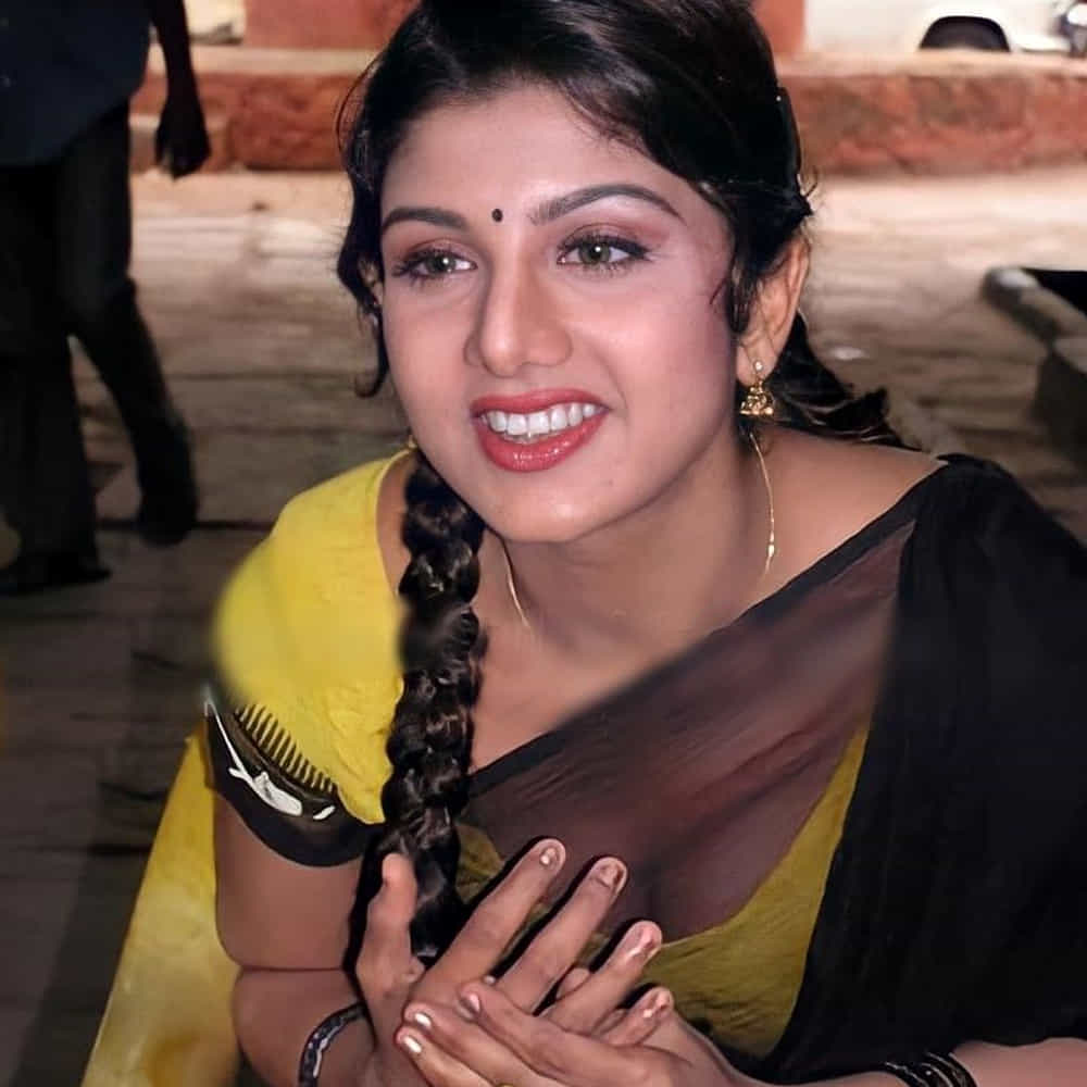 ప్రముఖ నటి రంభ గతంలో ఓ కార్యక్రమంలో తన జీవితం, సినీ ప్రస్థానం, వ్యక్తిత్వానికి సంబంధించిన అనేక ఆసక్తికర విషయాలను ఓ ఇంటర్వ్యూలో పంచుకున్నారు. రంభ అంటే అందానికి నిర్వచనం అంటారు. మరి మీలో అత్యంత అందమైన గుణం ఏమిటి.? అని అడిగినప్పుడు, "నా నవ్వే నా అందం" అని ఆమె బదులిచ్చారు. తనకు ఎంత బాధ వచ్చినా దాచుకోనని, కన్నీళ్లు ఆగకుండా వస్తాయని, తాను భావోద్వేగాలను ముఖంపై దాచుకోలేనని రంభ వివరించారు.