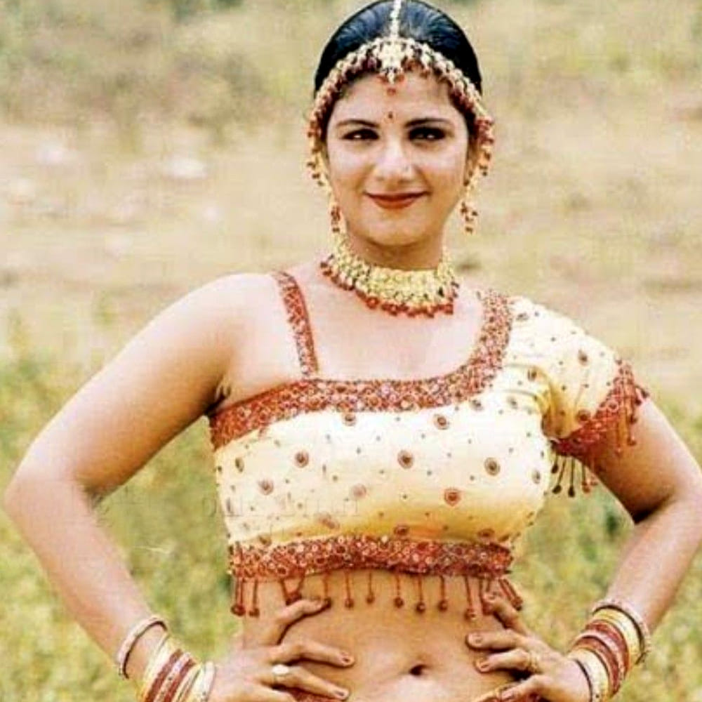 సినిమా రంగంలో ఎదురైన విమర్శలను కూడా రంభ సానుకూలంగా స్వీకరించారట. "మీ పర్ఫార్మెన్స్ బాలేదు" అని ఎవరైనా చెప్తే, అక్కడే దాని గురించి ఆలోచించి, ఇంటికి వచ్చి తన తల్లిదండ్రులతో లేదా సోదరీమణులతో పంచుకునేదానినని అన్నారు. వారు తనను ప్రోత్సహించి, బాగానే ఉంది అని చెప్పే వారని ఆమె గుర్తు చేసుకున్నారు. కుటుంబ సభ్యులు తనను తిడితే మాత్రం నెల రోజులు మాట్లాడనంత మొండితనంతో ఉండేదానినని, తప్పు తనది కానప్పుడు వారిని టార్చర్ పెడతానని నవ్వుతూ చెప్పారు.