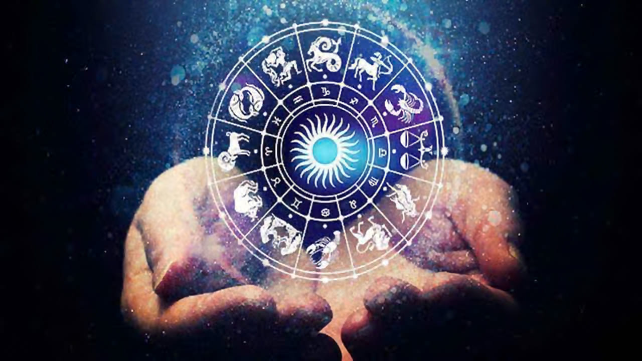 Astrology Predictions Telugu: పంచాంగం ప్రకారం, అమావాస్య తిథి శనివారం వచ్చినప్పుడు దానిని శని అమావాస్యగా పరిగణిస్తారు. 2026 అక్టోబర్ 10, శనివారం మహాలయ అమావాస్య రావడంతో ఈ రోజుకు ఆధ్యాత్మికంగా ప్రత్యేక ప్రాధాన్యత ఏర్పడింది. ఈ సందర్భంగా శని దేవుడిని ఆరాధించడంతో పాటు పితృదేవతలను స్మరించుకుంటూ తర్పణాలు, శ్రాద్ధ కర్మలు నిర్వహించడం సంప్రదాయంగా వస్తోంది. అలాగే పేదలకు అన్నదానం, వస్త్రదానం వంటి దానధర్మాలు చేయడం శుభప్రదమని భక్తులు విశ్వసిస్తారు. జ్యోతిష్య శాస్త్ర విశ్వాసాల ప్రకారం, శని దేవుడు కర్మలకు, న్యాయానికి ప్రతీకగా భావిస్తారు. ఈ రోజున శనిదేవుడిని భక్తిశ్రద్ధలతో పూజించడం వల్ల ప్రతికూల ప్రభావాలు తగ్గి, పితృదేవతల ఆశీస్సులు లభిస్తాయని చాలామంది నమ్ముతారు. ఈ నేపథ్యంలో శని అమావాస్య నాలుగు రాశుల వారికి అనుకూలమైన మార్పులకు సంకేతంగా ఉండవచ్చని జ్యోతిష్య అంచనాలు చెబుతున్నాయి. ఉద్యోగం, వ్యాపారం, ఆర్థిక పరిస్థితులు, కుటుంబ జీవితంలో సానుకూల పరిణామాలు చోటుచేసుకోవచ్చని భావిస్తున్నారు. ఆ రాశుల వివరాలు తెలుసుకుందాం.
