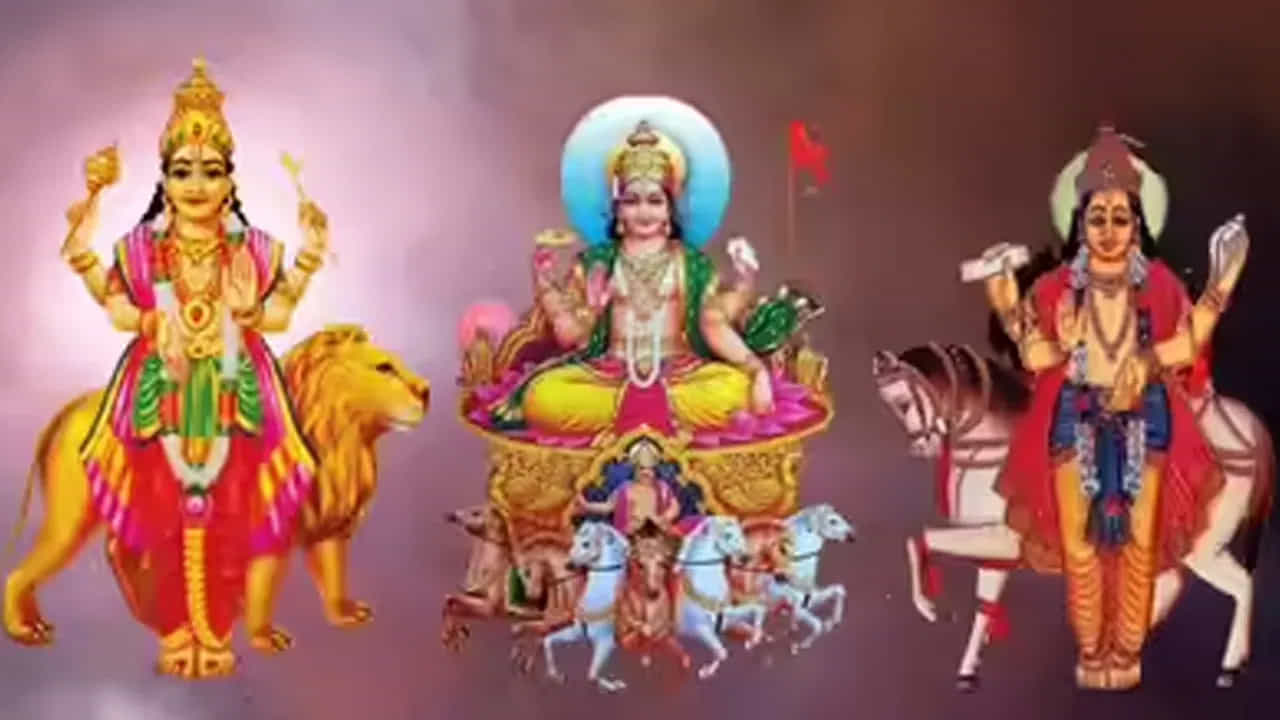 సూర్యుడి రాశి మార్పు ఎప్పుడు?..
అక్టోబర్ 17, శనివారం సాయంత్రం 7:57 గంటలకు సూర్యుడు కన్యారాశి నుంచి తులారాశిలోకి ప్రవేశిస్తాడు. నవంబర్ 16, సోమవారం సాయంత్రం 7:48 గంటల వరకు తులారాశిలో కొనసాగి అనంతరం వృశ్చికరాశిలోకి ప్రవేశిస్తాడు. ఈ మధ్యకాలంలో తులారాశిలో సూర్యుడు, బుధుడు, శుక్రుడి కలయికతో ఏర్పడే త్రిగ్రాహి యోగం మూడు రాశుల వారికి ప్రత్యేకంగా అనుకూలంగా ఉండవచ్చని జ్యోతిష్య నిపుణులు చెబుతున్నారు.