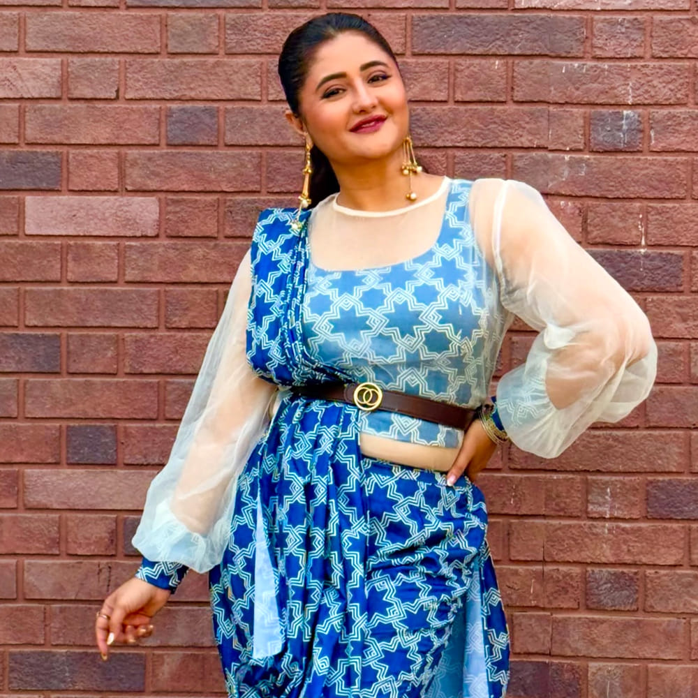 రష్మీ దేశాయ్ కెరీర్లో బిగ్బాస్ రియాలిటీ షో కీలక మలుపుగా నిలిచింది. బిగ్బాస్ హిందీ సీజన్ 13లో పాల్గొన్న ఆమె.. తన ఆటతీరు, వ్యక్తిగత అభిప్రాయాలు, ఇంట్లోని ఇతర కంటెస్టెంట్లతో జరిగిన వాగ్వాదాలతో తరచూ వార్తల్లో నిలిచింది. ముఖ్యంగా సిద్ధార్థ్ శుక్లాతో ఆమెకు జరిగిన గొడవలు అప్పట్లో చర్చనీయాంశంగా మారాయి. ఈ షో ద్వారా రష్మీకి మరింత గుర్తింపు లభించడంతో పాటు ఆమె వ్యక్తిగత జీవితం గురించి కూడా ప్రేక్షకుల్లో ఆసక్తి పెరిగింది. అప్పటికే టెలివిజన్ రంగంలో మంచి పేరు సంపాదించుకున్న ఆమెకు బిగ్బాస్ మరింత పాపులారిటీ తీసుకొచ్చింది.