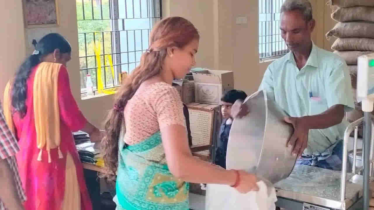 Ration Card: రేషన్ కార్డు ఉన్నవారికి అదిరిపోయే గుడ్న్యూస్.. చక్కెర, గోధుమ పిండి, కందిపప్పు కూడా పంపిణీ.. పండుగ చేస్కోండి..