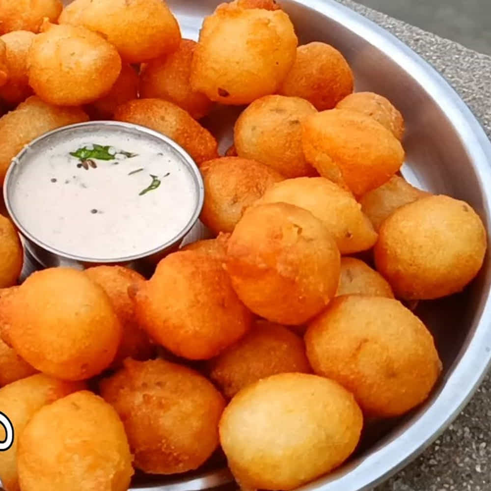 ఇప్పుడు కొద్దికొద్దిగా నీళ్లు పోస్తూ చేత్తో పిండిని పైకి ఎత్తుతూ 3 నుండి 4 నిమిషాల పాటు వేగంగా బీట్ చేయాలి. ఎంత బాగా బీట్ చేస్తే రవ్వ అంత తేలికపడి లోపల గుల్ల తేలుతుంది. ఈ పిండిని కనీసం 15 నిమిషాల పాటు నాననివ్వాలి. 15 నిమిషాల తర్వాత రవ్వ నీటిని పీల్చుకుని గట్టిపడుతుంది; అప్పుడు అవసరమైతే మరికొద్దిగా నీళ్లు చిలకరించి బోండాల పిండి కన్సిస్టెన్సీకి జారుడుగా కలుపుకోవాలి.