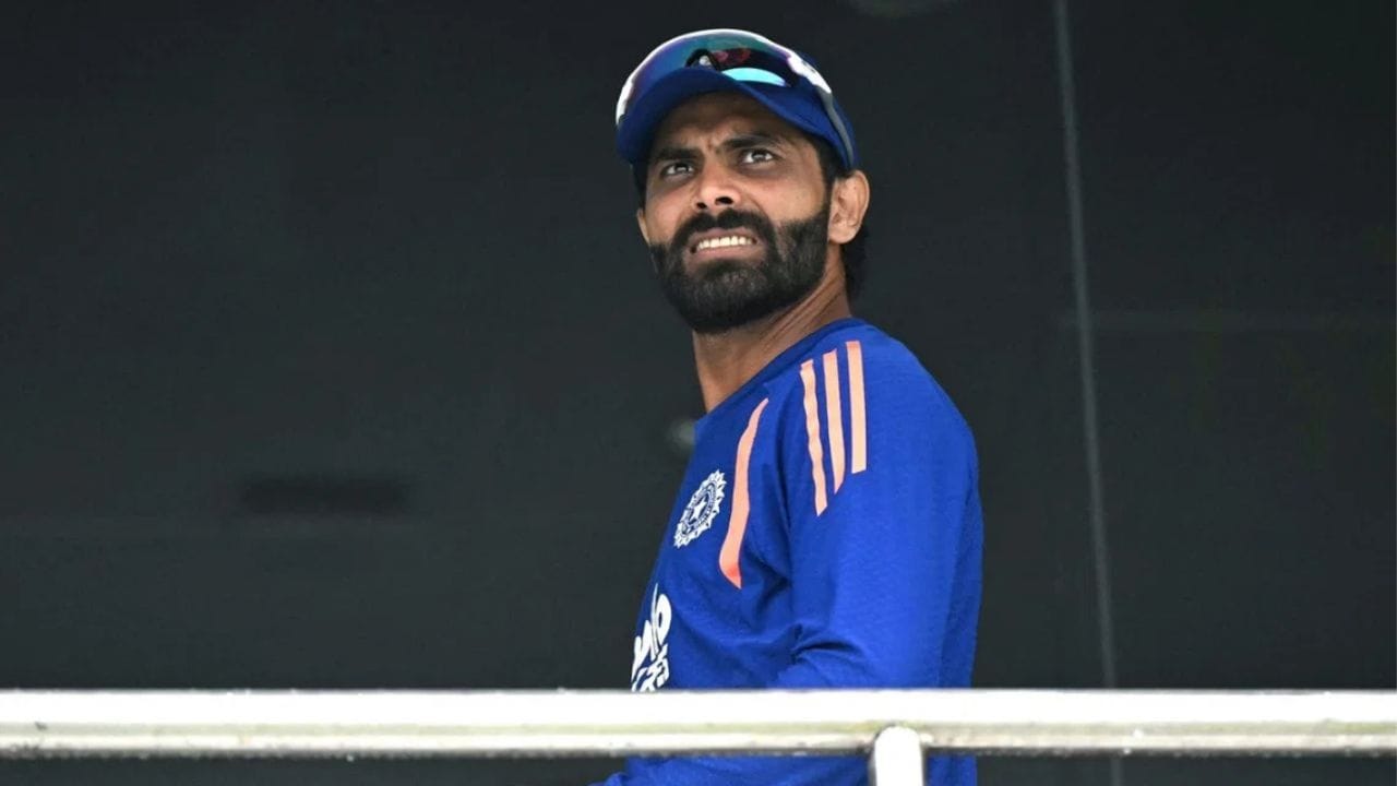 1. రవీంద్ర జడేజా: రవీంద్ర జడేజా దాదాపు ఎనిమిది నెలల తర్వాత భారత వన్డే జట్టులోకి తిరిగి వచ్చాడు. జనవరిలో న్యూజిలాండ్ సిరీస్ తర్వాత వెస్టిండీస్‌తో ఆడే అవకాశం లభించింది. దీంతో 2027 వన్డే ప్రపంచకప్‌లో జడేజా ఆడే అవకాశం ఉందని భావించారు. అయితే ఇప్పుడు న్యూజిలాండ్‌తో జరిగే వన్డే సిరీస్‌కు ఎంపిక చేసిన జట్టులో జడేజాకు చోటు దక్కకపోవడం ఆశ్చర్యం కలిగించింది. జడేజా స్థానాన్ని వన్డే జట్టులో నమన్ ధీర్ భర్తీ చేసినట్లు ఊహాగానాలు మొదలయ్యాయి.