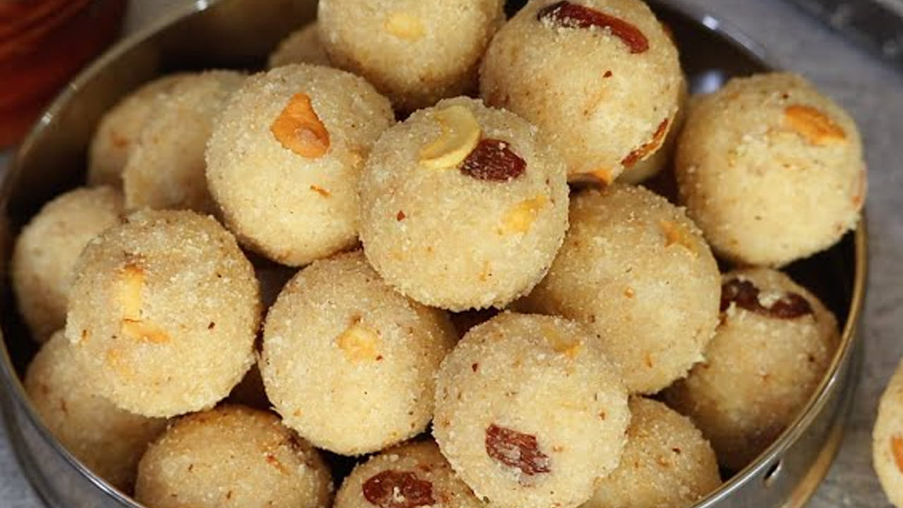 ఒక మిక్సీ జార్‌లో 1.75 కప్పుల పంచదార,  10 యాలకులు వేసి, మరీ మెత్తగా కాకుండా కొంచెం బరకగా పొడి చేసుకోవాలి. ఈ పంచదార పొడిని రవ్వ, కొబ్బరి మిశ్రమంలో కలపాలి. పంచదార పొడి, రవ్వ, కొబ్బరి మిశ్రమాన్ని చేతితో బాగా కలపాలి. స్పూన్ కంటే చేతితో కలిపితే అన్ని పదార్థాలు చక్కగా కలుస్తాయి. బాగా రబ్ చేస్తూ, మిశ్రమం ఒకేలా అయ్యేలా చూసుకోవాలి.
