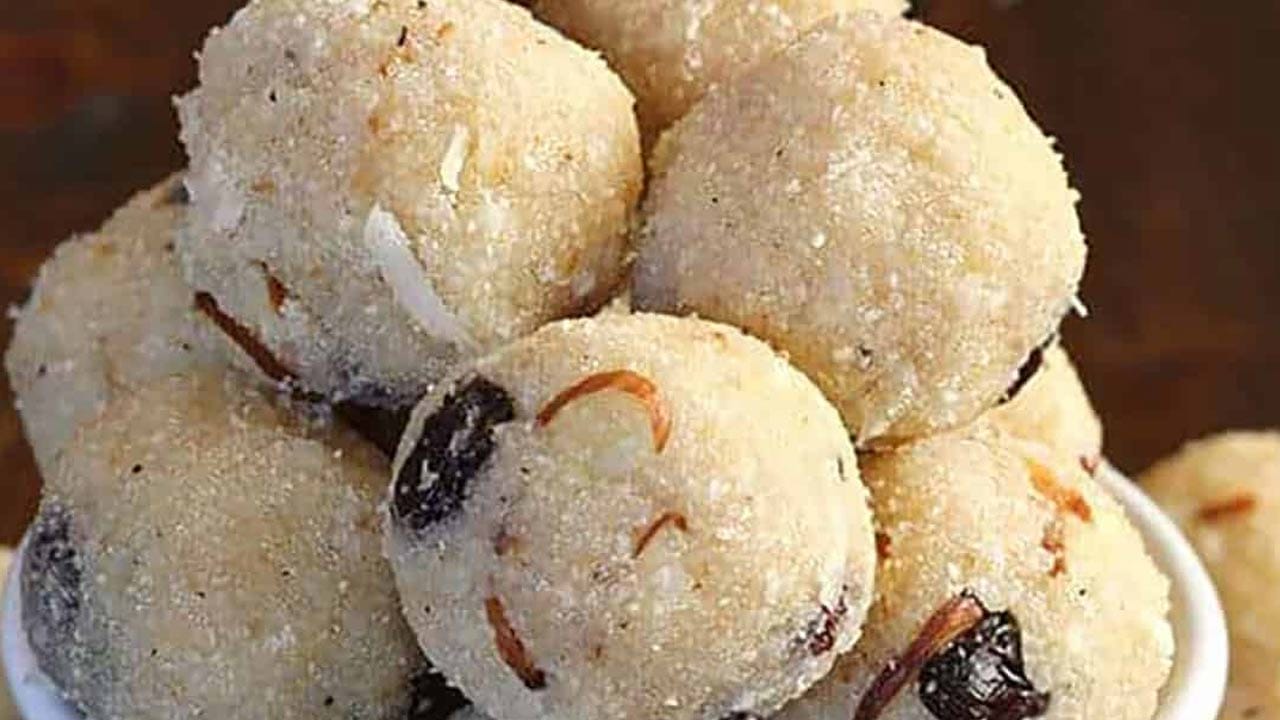 కావలసిన పదార్థాలు: బొంబాయి రవ్వ (సన్న రవ్వ): 1 కప్పు, నెయ్యి: ¼ కప్పు కంటే కొంచెం తక్కువ (దాదాపు 4-5 టేబుల్ స్పూన్లు)
పచ్చి కొబ్బరి తురుము: 1 కప్పు (పాలు తీసిన కొబ్బరి ఉత్తమం), మిల్క్ మెయిడ్: ½ కప్పు (తినే తీపిని బట్టి ఎక్కువ లేదా తక్కువ)
జీడిపప్పు పలుకులు: గుప్పెడు, కిస్మిస్: కొన్ని, యాలకుల పొడి: ¼ టీ స్పూన్, వేడి నీళ్లు: ½ కప్పు తీసుకోవాలి.