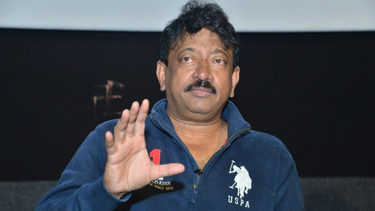 తనకు ఇష్టమైన రచయిత్రి ఐన్ రాండ్ గురించి ఆర్జీవీ మాట్లాడుతూ, ఆమె ఆలోచనా విధానం ఎంత స్పష్టంగా ఉంటుందో వివరించారు. సమాజంలో మనుషులు పాటించే నైతిక విలువలు, భయాలు , చట్టాల గురించి మాట్లాడుతూ.. జీవితంలో నిజాయితీగా ఉండటమే గిల్ట్ ఫీలింగ్ను దూరం చేస్తుందని అభిప్రాయపడ్డారు. మనుషుల మధ్య జరిగే భావోద్వేగ ప్రయాణాలు, అభిప్రాయాలు మారుతుంటాయని, వాటిని ముందే స్పష్టంగా తెలపడంలో తప్పులేదని అన్నారు.
