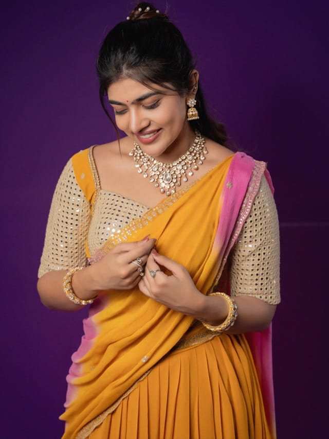 కలర్ ఫుల్ డ్రెస్ లో కత్తిలాంటి లుక్స్.. రీతూ చౌదరి పిక్స్ వైరల్