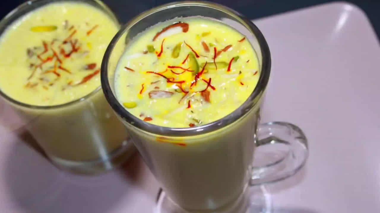 ఎప్పుడు ప్రారంభించాలి?: గర్భం దాల్చిన మొదటి 3 నెలలు కుంకుమపువ్వు తీసుకోకూడదు. సాధారణంగా 5వ నెల నుండి ప్రారంభించడం సురక్షితం. ఒక గ్లాసు పాలలో కేవలం 2 నుండి 3 రెబ్బలు మాత్రమే వేసుకోవాలి. కుంకుమపువ్వు ఎక్కువగా తీసుకుంటే శరీరంలో వేడి పెరిగి, గర్భాశయ సంకోచాలకు దారితీసే ప్రమాదం ఉంది.