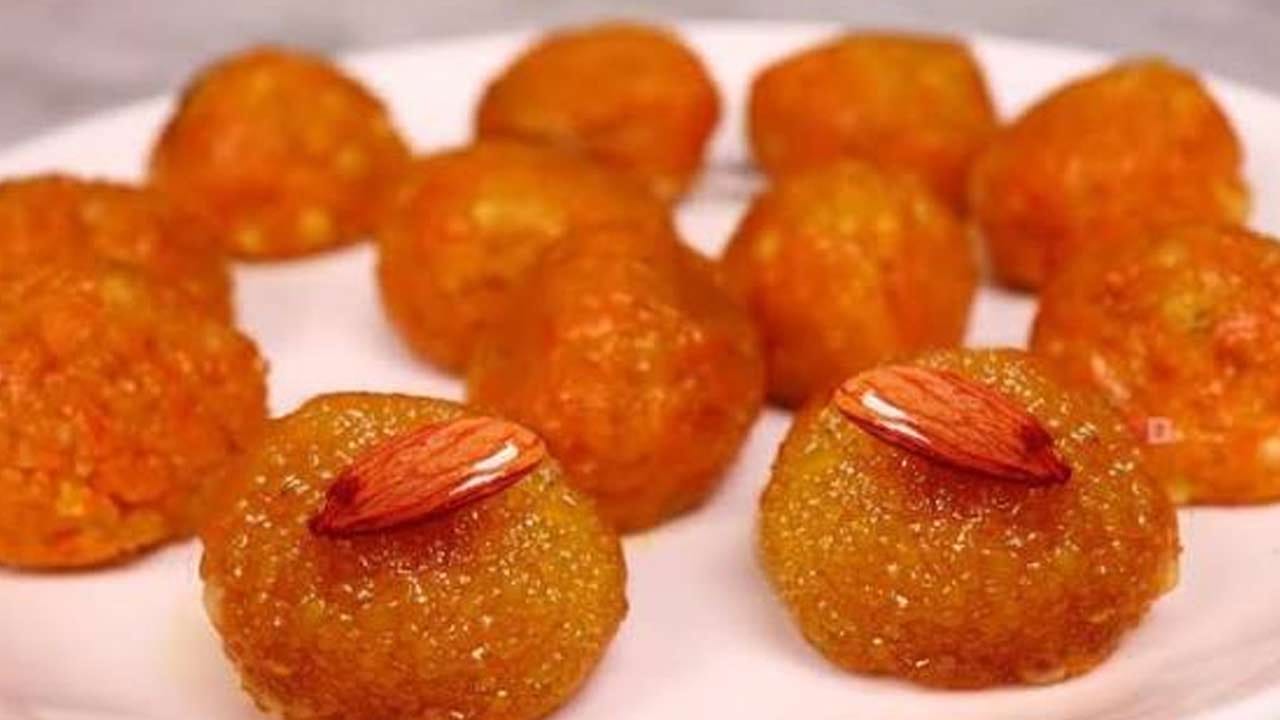 ముందుగా ఒక కప్పు సన్న సగ్గుబియ్యం తీసుకొని, వాటిని కనీసం ఐదు నుంచి ఆరు గంటల పాటు నానబెట్టాలి. మామూలు సగ్గుబియ్యం వాడినా లడ్డూలు వస్తాయి, కానీ నైలాన్ సగ్గుబియ్యం వాడటం వల్ల నాణ్యత మెరుగుపడుతుంది. నానిన తర్వాత, సగ్గుబియ్యాన్ని జాలి గరిటెలోకి వేసి, నీరంతా పూర్తిగా పోయే వరకు వడకట్టి పక్కన పెట్టుకోవాలి.
