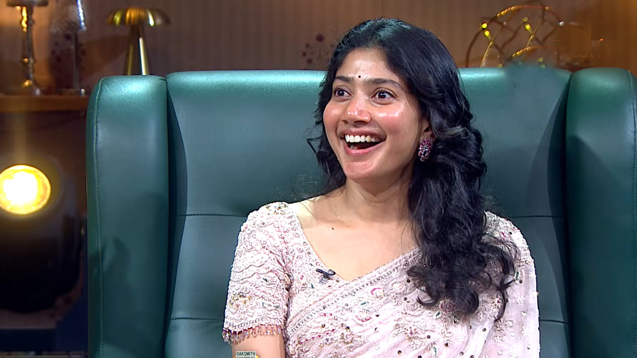 టాలీవుడ్ సెన్సేషనల్ బ్యూటీ సాయిపల్లవి గురించి ప్రత్యేకంగా చెప్పనవసరం లేదు. తన అద్భుతమైన నటన, సహజమైన అందం, ఎలాంటి గ్లామర్ హంగులు లేకుండా కేవలం హావభావాలతోనే కోట్లాది మంది హృదయాలను కొల్లగొట్టింది ఈ నేచురల్ బ్యూటీ. తెరపై ఎంత హుషారుగా కనిపిస్తుందో, రియల్ లైఫ్లోనూ అంతే పద్ధతిగా, ఒద్దికగా ఉంటుంది. అయితే ఆమెకు సంబంధించిన కొన్ని విషయాలు ఎప్పుడూ సోషల్ మీడియాలో వైరల్ అవుతూనే ఉంటాయి. తాజాగా టాలీవుడ్ యువ సామ్రాట్ నాగచైతన్య.. సాయిపల్లవికి సంబంధించిన ఒక ఆసక్తికరమైన విషయాన్ని బయటపెట్టడంతో ఈ వార్త నెట్టింట వైరల్ గా మారింది.