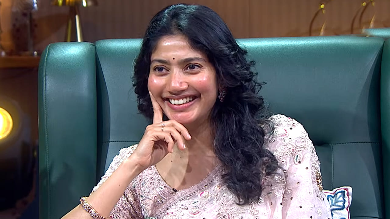 నాగచైతన్య, సాయిపల్లవి కాంబినేషన్లో వచ్చిన సినిమాలు బాక్సాఫీస్ వద్ద మంచి విజయాలను సొంతం చేసుకున్నాయి. వీరిద్దరి ఆన్-స్క్రీన్ కెమిస్ట్రీకి ప్రేక్షకులు ఫిదా అయ్యారు. షూటింగ్ స్పాట్లో సాయిపల్లవి చేసే అల్లరి, ఆమె పనితీరు గురించి నాగచైతన్య పలు సందర్భాలలో ముచ్చటించారు. సెట్స్లో ఆమె ఎంత డెడికేటెడ్గా ఉంటుందో, అదే సమయంలో తోటి నటీనటులతో ఎలా సరదాగా ఉంటుందో నాగచైతన్య రివీల్ చేశారు. సాయిపల్లవి కేవలం నటి మాత్రమే కాకుండా మంచి డ్యాన్సర్ కావడంతో, రిహార్సల్స్ విషయంలో ఆమె చూపించే శ్రద్ధ అందరినీ ఆశ్చర్యపరుస్తుందని ఆయన తెలిపారు.