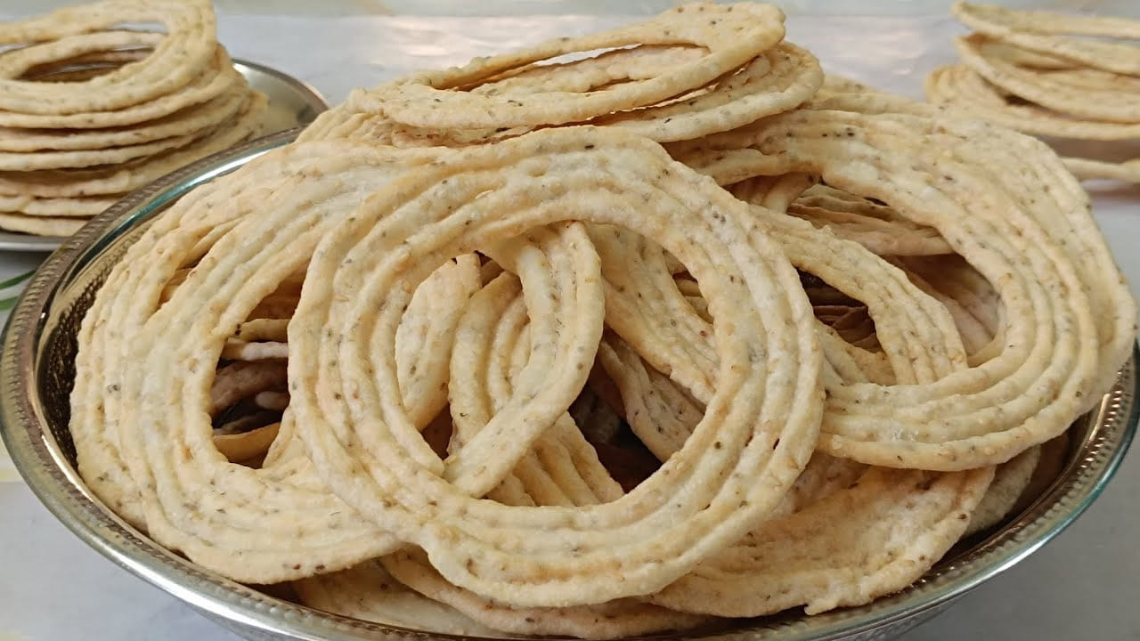 సకినాలు తయారు చేయడానికి కావాల్సిన పదార్థాల్లోకి వెళ్లితే..: దొడ్డు బియ్యం: 1 కేజీ, మినపప్పు: 125 గ్రాములు , పుట్నాల పప్పు: 125 గ్రాములు, తెల్ల నువ్వులు: 60 గ్రాములు, వాము: 2 టీస్పూన్లు, ఉప్పు: రుచికి సరిపడా, నెయ్యి లేదా బట్టర్: 2-3 టీస్పూన్లు, నూనె: వేయించడానికి సరిపడా, నీళ్లు: పిండి కలపడానికి సరిపడా.
