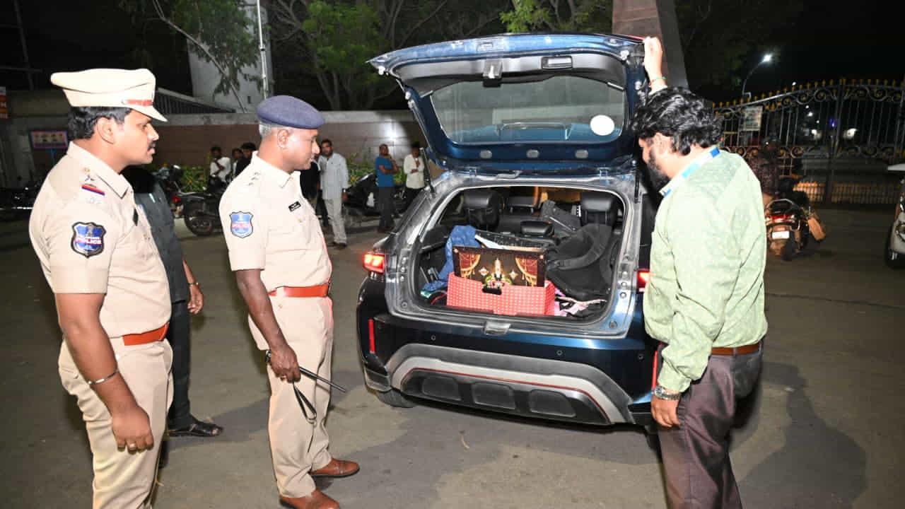నేరాల నియంత్రణ, అసాంఘిక కార్యకలాపాల కట్టడే లక్ష్యంగా మల్కాజిగిరి పోలీస్ కమిషనరేట్ పరిధిలో పోలీసులు మెగా కార్డన్ అండ్ సెర్చ్ ఆపరేషన్ నిర్వహించారు. ఆపరేషన్ సీల్-Mలో భాగంగా అక్టోబర్ 22, 23 తేదీల్లో రాత్రి 10 గంటల నుంచి అర్ధరాత్రి వరకు మూడు జోన్ల పరిధిలో ఏకకాలంలో ప్రత్యేక తనిఖీలు చేపట్టారు. మొత్తం 54 చెక్పోస్టులను ఏర్పాటు చేసి 1,098 మంది పోలీసు సిబ్బందితో విస్తృతంగా తనిఖీలు నిర్వహించారు.