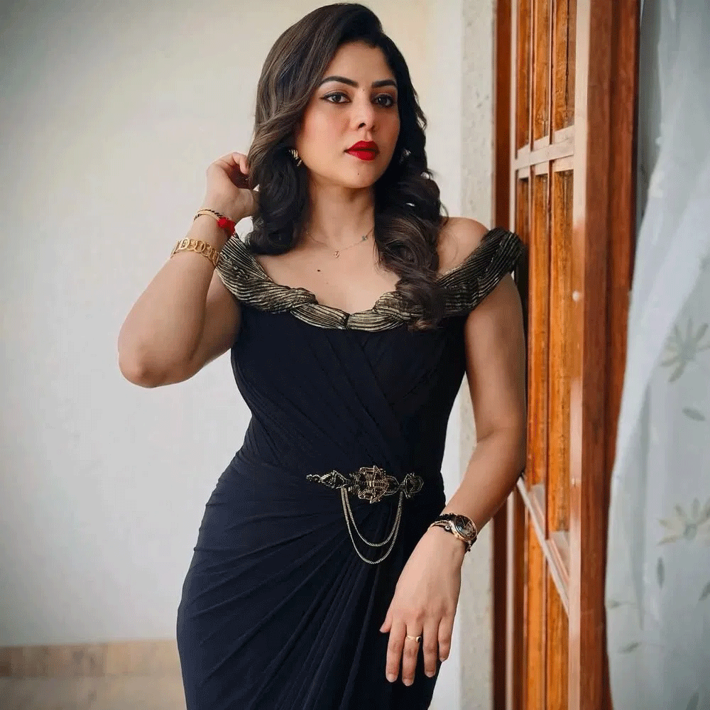 టీవీ సీరియల్స్ను క్రమం తప్పకుండా చూసేవారికి షర్మిత గౌడ పేరు ప్రత్యేకంగా పరిచయం చేయాల్సిన అవసరం లేదు. ‘బ్రహ్మముడి’ సీరియల్లో రుద్రాణి పాత్రలో కనిపిస్తూ తన నటనతో ప్రేక్షకుల దృష్టిని ఆకర్షిస్తోంది. కథలో ప్రతికూల ఛాయలున్న పాత్ర అయినప్పటికీ.. తన ఎక్స్ప్రెషన్స్, డైలాగ్ డెలివరీతో ఆ పాత్రకు ప్రత్యేకమైన గుర్తింపు తీసుకొస్తోంది.