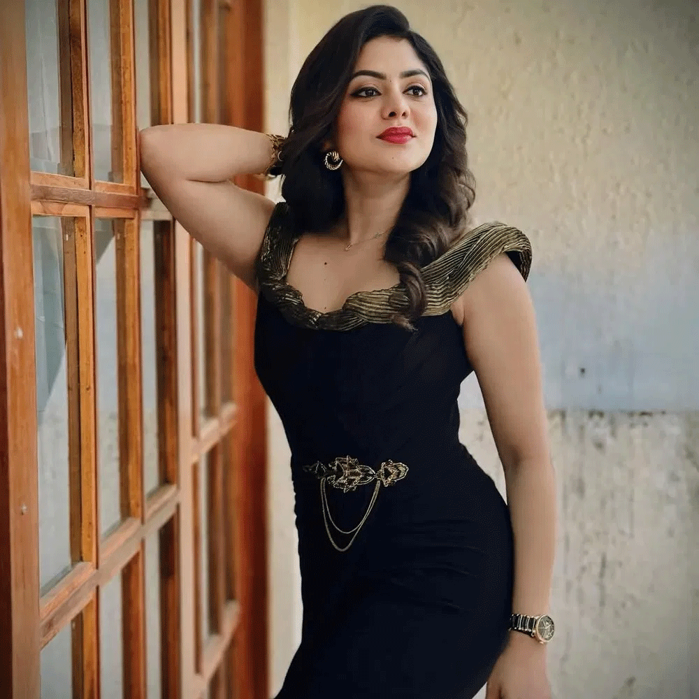 సీరియల్లో సీరియస్గా కనిపించే షర్మిత.. సోషల్ మీడియాలో మాత్రం మరో కోణాన్ని చూపిస్తోంది. ట్రెండీ దుస్తులు, మోడ్రన్ ఫ్యాషన్, స్టైలిష్ ఫొటోషూట్లతో అభిమానులను ఆకట్టుకుంటోంది. దీంతో తెరపై రుద్రాణిగా కనిపించే ఈమెకు, వ్యక్తిగత ఫొటోల్లో కనిపించే లుక్కు మధ్య ఉన్న డిఫరెన్న్స్ నెటిజన్లను ఆకర్షిస్తోంది. షర్మిత గౌడ నటనా ప్రయాణం కన్నడ టెలివిజన్ రంగంలో ప్రారంభమైంది. అక్కడ పలు సీరియల్స్లో నటించి గుర్తింపు సంపాదించుకుంది.