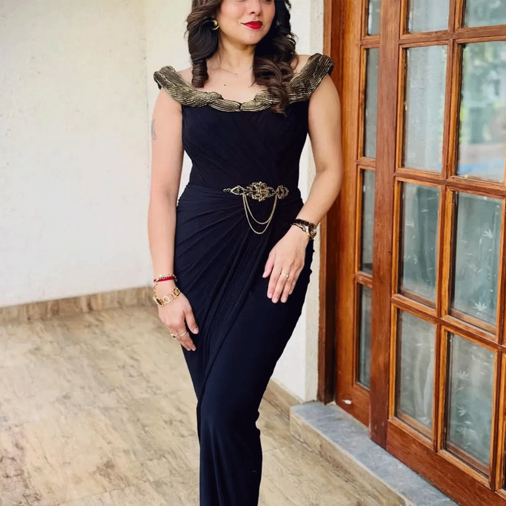 బుల్లితెరపై కనిపించే నటీనటులు తమ పాత్రలతో ప్రేక్షకులకు ఎంతగానో దగ్గరవుతుంటారు. ముఖ్యంగా సీరియల్స్లో విలన్ పాత్రలు పోషించే నటీమణులు తమ నటనతో ప్రేక్షకుల్లో ప్రత్యేకమైన గుర్తింపు తెచ్చుకుంటారు. అలాంటి వారిలో షర్మిత గౌడ ఒకరు. తెలుగులో ‘బ్రహ్మముడి’ సీరియల్తో ప్రేక్షకులకు చేరువైన ఈ బ్యూటీ.. రుద్రాణి అత్తగా తనదైన నటనతో ఆకట్టుకుంటోంది. అయితే తెరపై విలనిజంతో మెప్పించే ఈమె.. నిజ జీవితంలో మాత్రం స్టైలిష్ లుక్స్తో సోషల్ మీడియాలో సందడి చేస్తోంది.