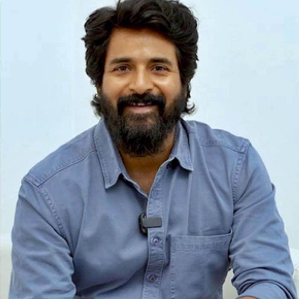 ఆ సినిమా రోజులను గుర్తు చేసుకున్న రెజీనా.. శివకార్తికేయన్లో అప్పటికీ, ఇప్పటికీ పెద్దగా మార్పు కనిపించదని చెప్పింది. అప్పట్లో ఆయనను చూసినప్పుడు భవిష్యత్తులో ఇంత పెద్ద స్టార్ హీరో అవుతారని తాను ఊహించలేదని తెలిపింది. సినిమా రంగంలో నిలదొక్కుకోవడం అంత సులభమైన విషయం కాదని చెప్పిన రెజీనా.. శివకార్తికేయన్ మాత్రం అంచెలంచెలుగా ఎదిగి స్టార్ హీరోగా తనకంటూ ప్రత్యేక స్థానాన్ని సంపాదించుకున్నారని పేర్కొంది. అయితే ఆయన ఈ స్థాయికి ఎలా చేరుకున్నారో, అందుకోసం ఎలాంటి కష్టపడ్డారో తనకు పూర్తిగా తెలియదని సరదాగా చెప్పుకొచ్చింది.