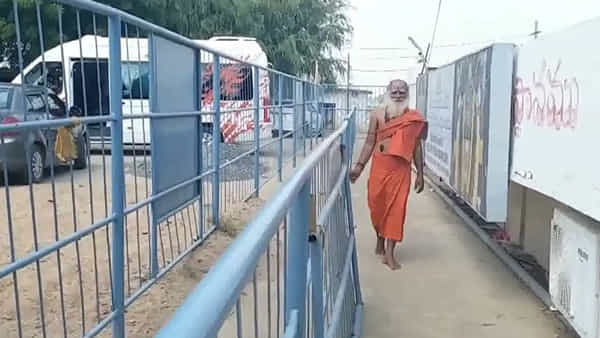 Andhra: బిచ్చమెత్తిన డబ్బులతో ఆలయానికి క్యూలైన్లు.. ఎంత గొప్ప మనసు అండి మీది..