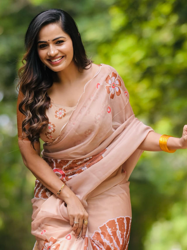 అబ్బ ఏమందంరా బాబు.. శారీలో సెగలు రేపుతున్న శోభా శెట్టి