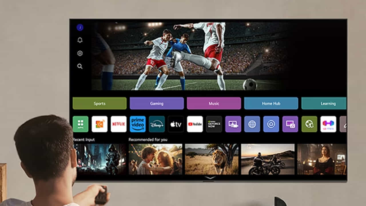 Smart TV: టీవీ చూస్తున్నప్పుడు మన దృష్టి సాధారణంగా తెరపై ప్లే అవుతున్న షో లేదా సినిమాపైనే ఉంటుంది. కానీ మీ స్మార్ట్ టీవీ ప్రతిరోజూ ఎంత విద్యుత్ను వినియోగిస్తుందో మీరు ఎప్పుడైనా ఆలోచించారా? కొత్త టీవీలు విద్యుత్ను ఆదా చేసేవి అయినప్పటికీ, షోరూమ్లో అవి మరింత ప్రకాశవంతంగా, ఆకర్షణీయంగా కనిపించేలా వాటి డిఫాల్ట్ సెట్టింగ్లు తరచుగా అమర్చబడి ఉంటాయి. అందుకే ఇంట్లో టీవీని ఉపయోగిస్తున్నప్పుడు కొన్ని సెట్టింగ్లు అవసరమైన దానికంటే ఎక్కువ విద్యుత్ను వినియోగించవచ్చు.
