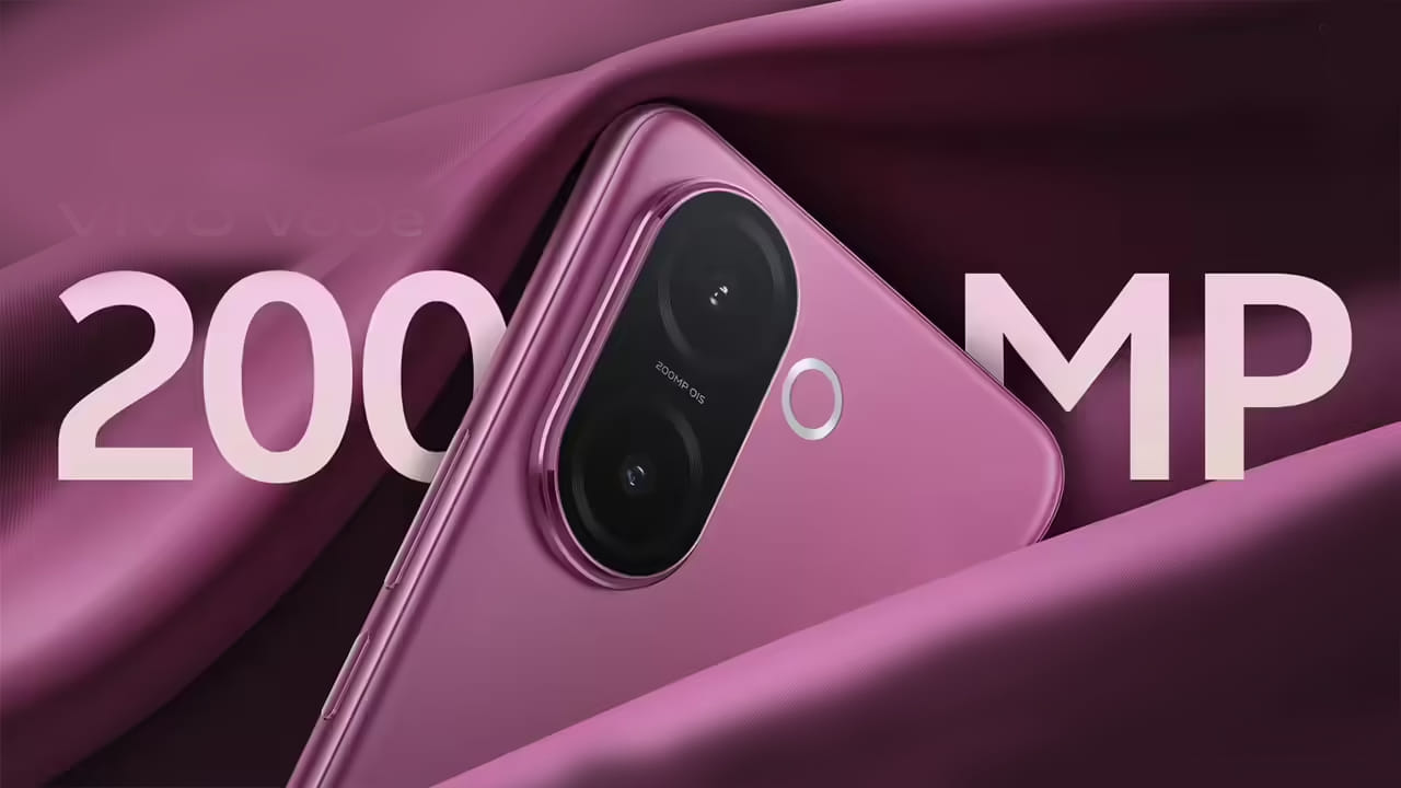 Best Smartphones: రూ.30,000 బడ్జెట్లో కెమెరా ఫోన్ కొనాలని చూస్తున్నారా? ప్రస్తుతం ఈ ధరల పరిధిలో కేవలం ఎక్కువ మెగాపిక్సెల్స్ మాత్రమే కాకుండా OIS, టెలిఫోటో కెమెరా, అల్ట్రా-వైడ్ కెమెరా, హై-రిజల్యూషన్ సెల్ఫీ కెమెరా వంటి ఫీచర్లు కూడా లభిస్తున్నాయి. సెప్టెంబర్ 2026లో ఐదు కెమెరా ఫోన్ల వివరాలు ఇవి.