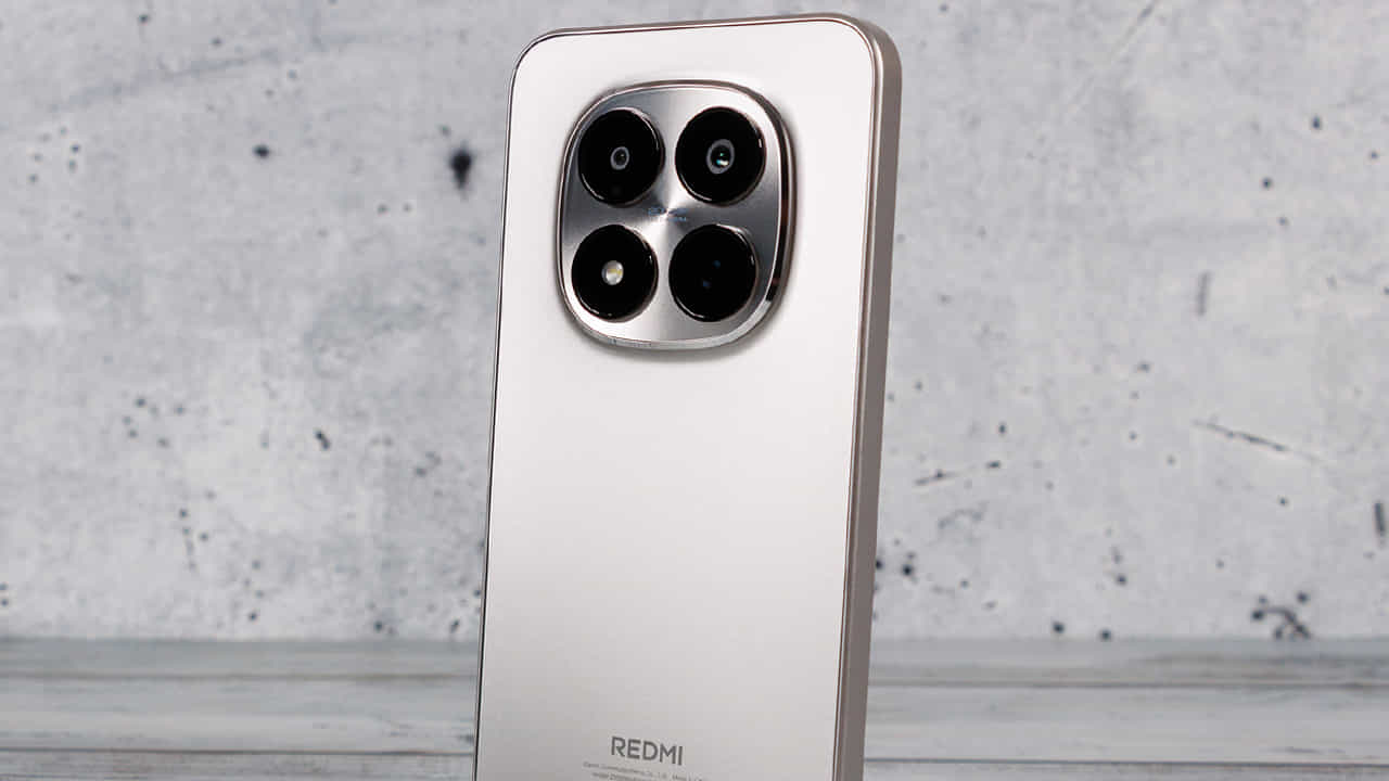 2. Redmi Note 15 Pro 5G: Redmi Note 15 Pro 5G కూడా 200MP ప్రధాన కెమెరాతో వస్తుంది. ఇందులో 1/1.4-అంగుళాల మెయిన్ సెన్సార్తో పాటు 8MP అల్ట్రా-వైడ్ కెమెరా ఉంది. సెల్ఫీల కోసం 20MP ఫ్రంట్ కెమెరా అందించారు. 6.83-అంగుళాల 1.5K AMOLED డిస్ప్లే, 120Hz రిఫ్రెష్ రేట్ కూడా ఉన్నాయి. ధర: రూ.29,999, కెమెరా: 200MP + 8MP, సెల్ఫీ: కెమెరా 20MP.