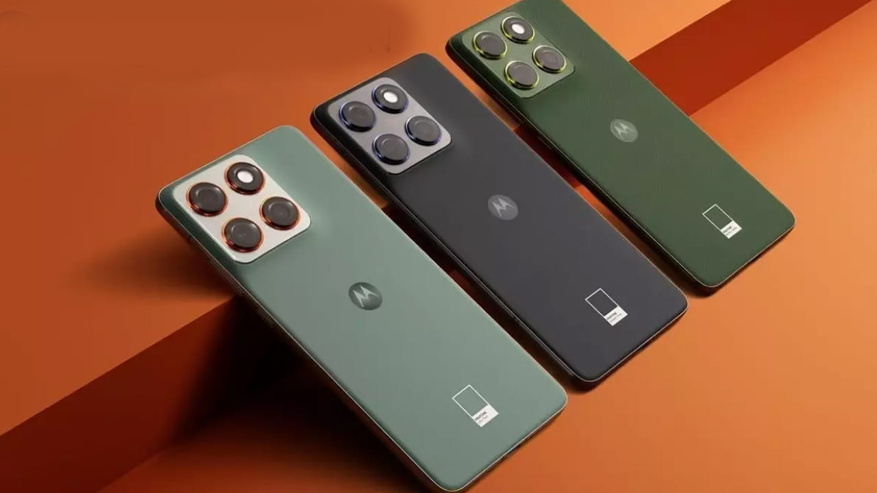 4. Motorola Edge 70 Fusion: మోటరోలా Edge 70 Fusionలో 50MP ప్రధాన కెమెరా, 13MP అల్ట్రా-వైడ్ కెమెరా ఉన్నాయి. సెల్ఫీలు, వీడియో కాల్స్ కోసం 32MP ఫ్రంట్ కెమెరా ఇచ్చారు. ఈ ఫోన్లో 6.8-అంగుళాల 1.5K AMOLED డిస్ప్లేతో పాటు 144Hz రిఫ్రెష్ రేట్ ఉంది. 7,000mAh బ్యాటరీ, 68W ఫాస్ట్ ఛార్జింగ్ కూడా ఉన్నాయి. ధర: రూ.26,999 నుంచి ప్రారంభమవుతుంది. కెమెరా: 50MP + 13MP, సెల్ఫీ: 32MP.