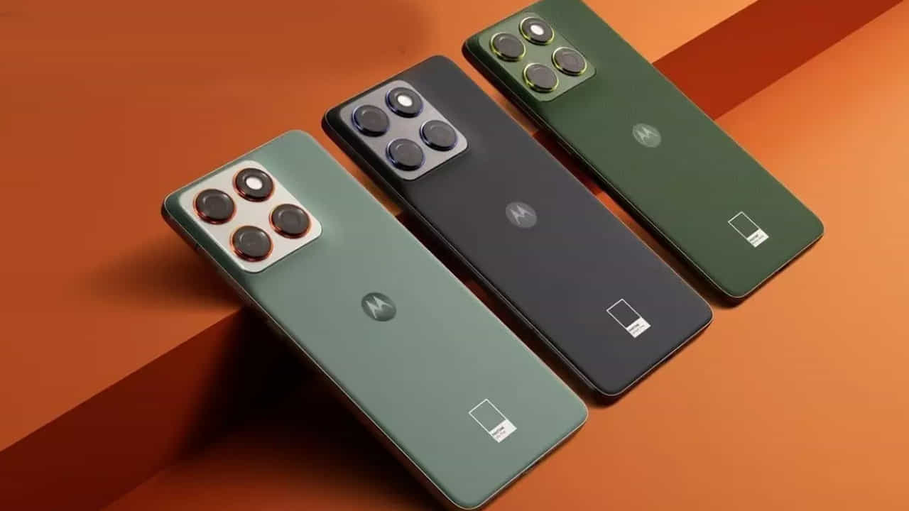 4. Motorola Edge 70 Fusion: మోటరోలా Edge 70 Fusionలో 50MP ప్రధాన కెమెరా, 13MP అల్ట్రా-వైడ్ కెమెరా ఉన్నాయి. సెల్ఫీలు, వీడియో కాల్స్ కోసం 32MP ఫ్రంట్ కెమెరా ఇచ్చారు. ఈ ఫోన్లో 6.8-అంగుళాల 1.5K AMOLED డిస్ప్లేతో పాటు 144Hz రిఫ్రెష్ రేట్ ఉంది. 7,000mAh బ్యాటరీ, 68W ఫాస్ట్ ఛార్జింగ్ కూడా ఉన్నాయి. ధర: రూ.26,999 నుంచి ప్రారంభమవుతుంది. కెమెరా: 50MP + 13MP, సెల్ఫీ: 32MP.